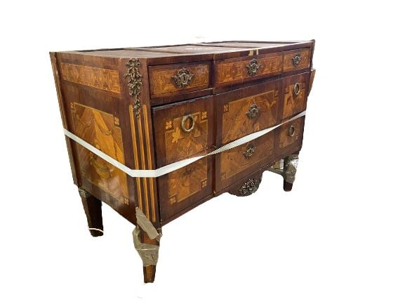 Commode en bois de placage ouvrant en façade par trois tiroirs dont deux sans t…