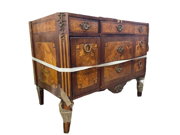 Commode en bois de placage ouvrant en façade par trois tiroirs dont deux sans t…