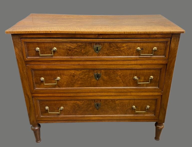 Commode en noyer et placage de loupe de noyer ouvrant pas trois tiroirs en faça…