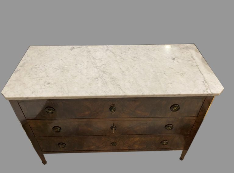 Commode en noyer et placage de noyer ouvrant par trois tiroirs en façade, monta…