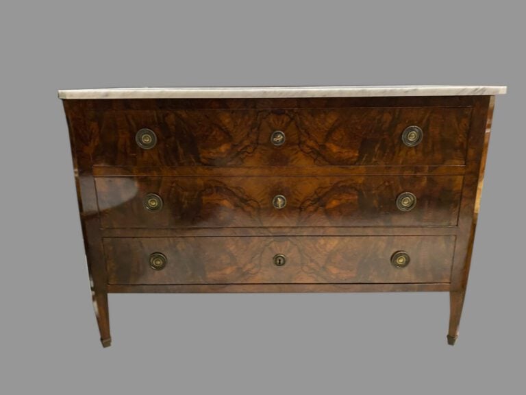 Commode en noyer et placage de noyer ouvrant par trois tiroirs en façade, monta…