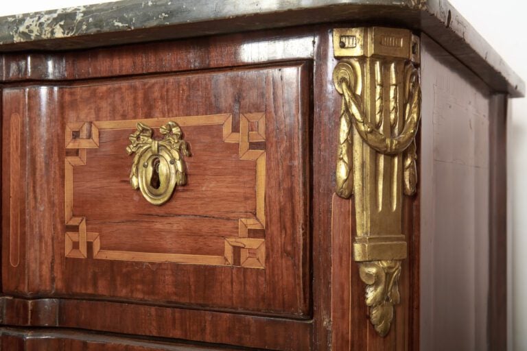 Commode en placage de bois de rose et bois de violette, la façade à ressaut ouv…