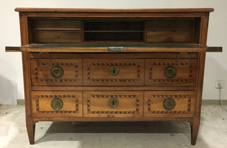 Commode néoclassique en acajou et placage d'acajou, ouvrant en partie basse par…