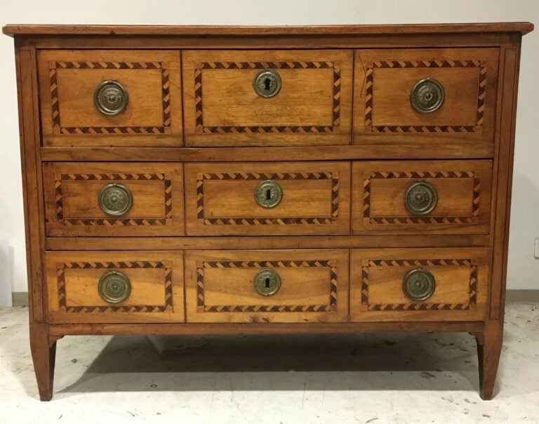 Commode néoclassique en acajou et placage d'acajou, ouvrant en partie basse par…