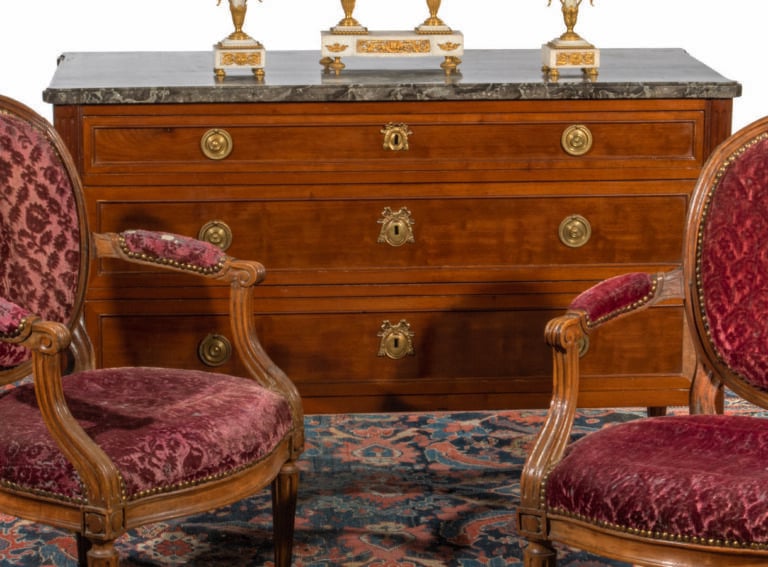 Commode rectangulaire en acajou et placage d'acajou ouvrant par trois tiroirs e…