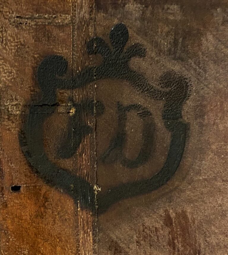 Commode sauteuse à façade mouvementée en placage de bois de rose disposé en fri…