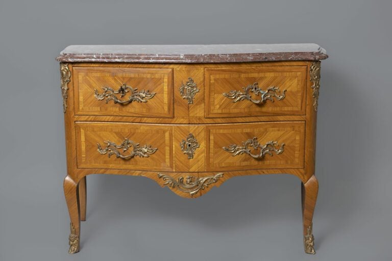 Commode sauteuse à façade mouvementée en placage de bois de rose disposé en fri…