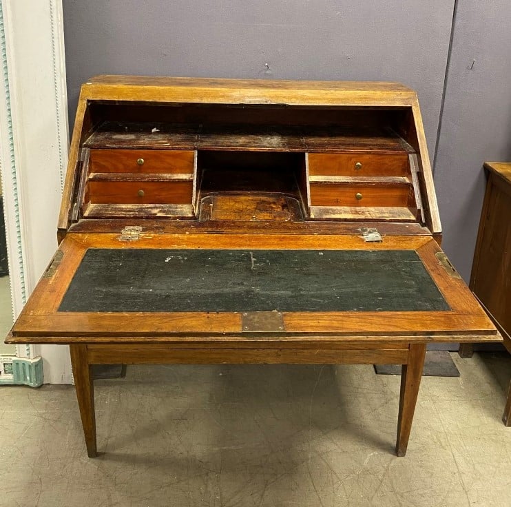 Commode scribanne en bois naturel ouvrant à un abattant et deux tiroirs latérau…