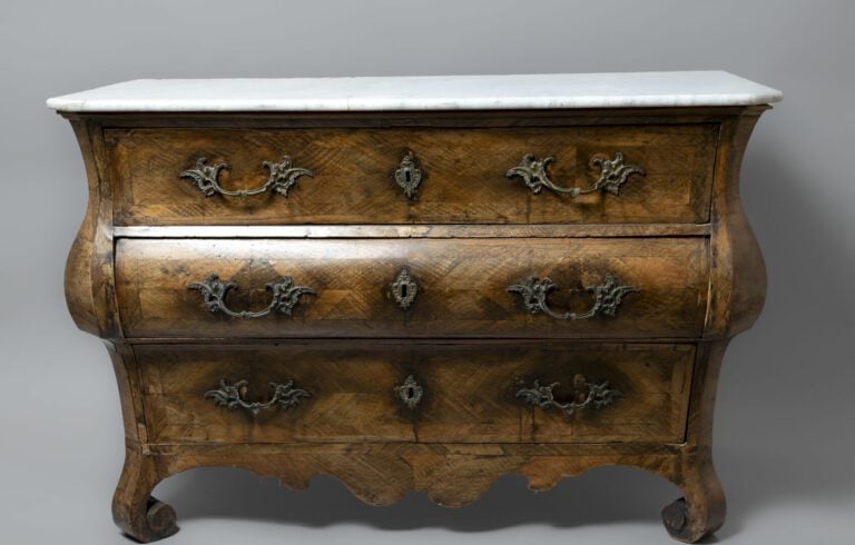 Commode tombeau de forme mouvementée en noyer et placage de noyer, ouvrant par…