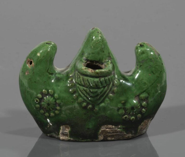 Compte- goutte en céramique verte à trois - protubérances - H : 6,5 x 9 cm