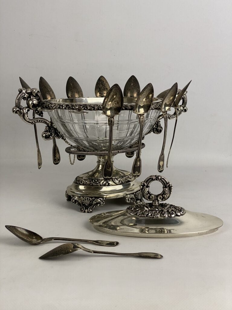 Confiturier en argent (925) de forme navette à décor de frises feuillagées, ans…