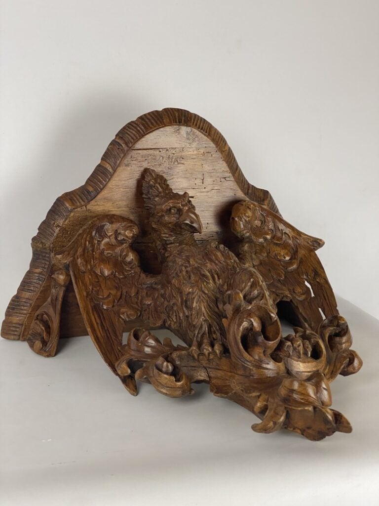 Console d'applique en bois doré sculpté figurant un aigle