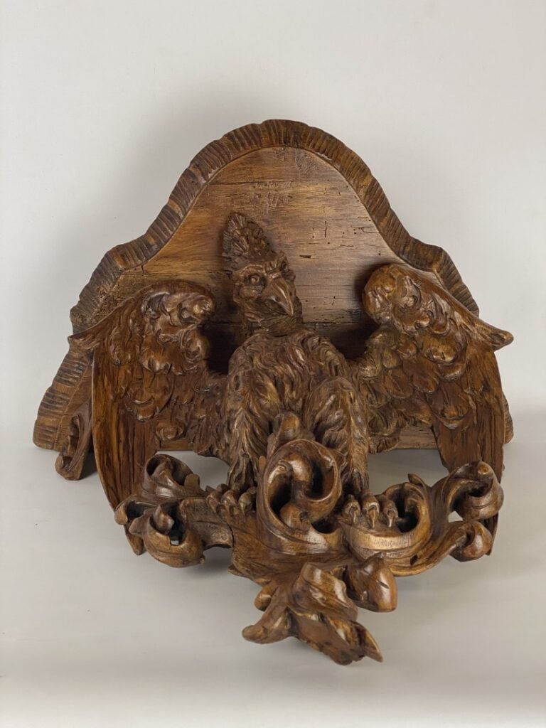 Console d'applique en bois doré sculpté figurant un aigle