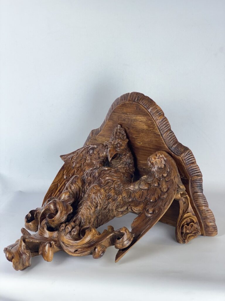Console d'applique en bois doré sculpté figurant un aigle