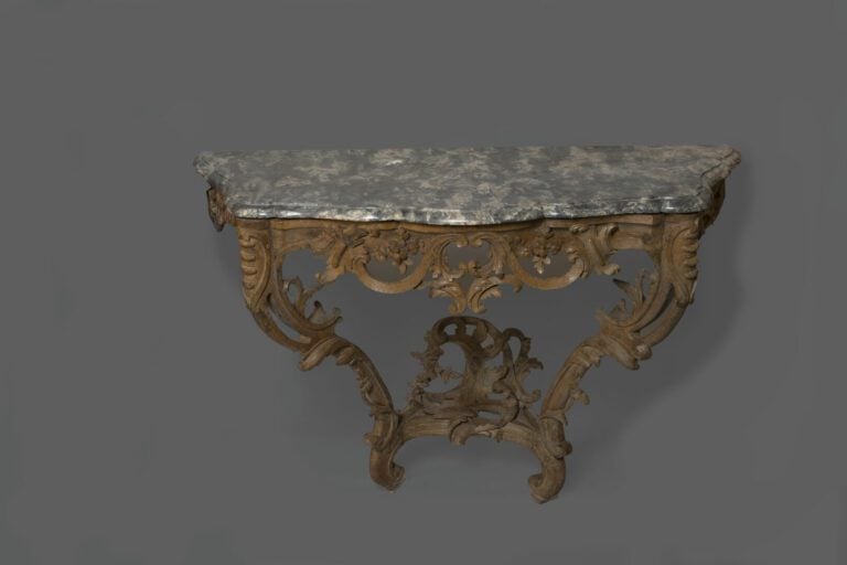 Console d'applique mouvementée en bois naturel sculpté d'acanthes et enroulemen…