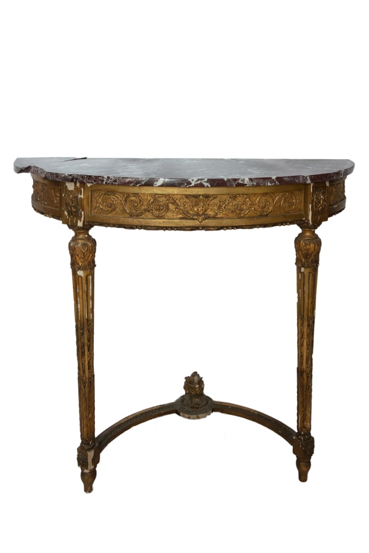 Console de forme demi-lune en bois stuqué et doré, la ceinture à motifs de rinc…