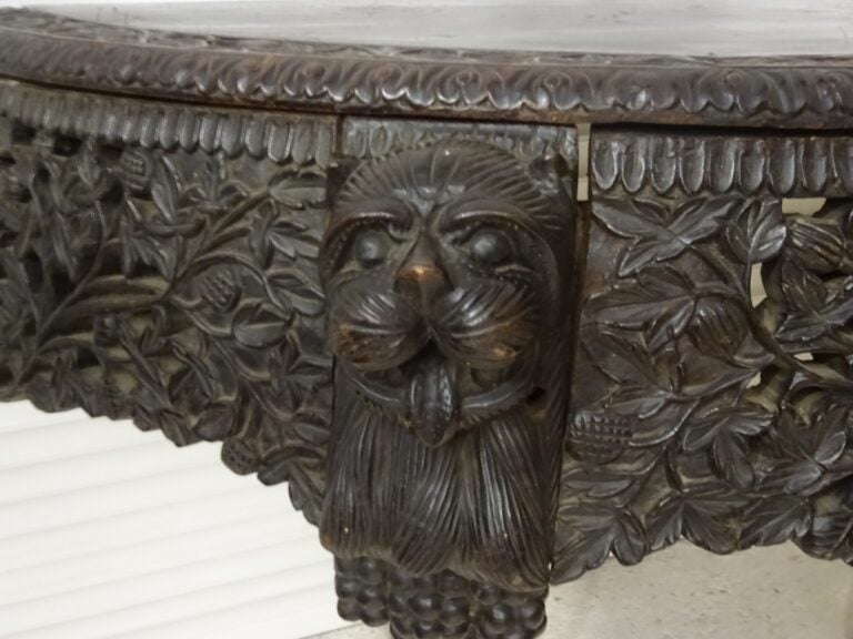 CONSOLE DEMI-LUNE EN BOIS INDIGENE SCULPTE - Anglo-indien, Présidence de Bombay…