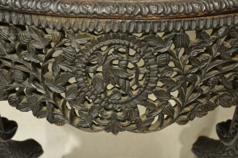 CONSOLE DEMI-LUNE EN BOIS INDIGENE SCULPTE - Anglo-indien, Présidence de Bombay…
