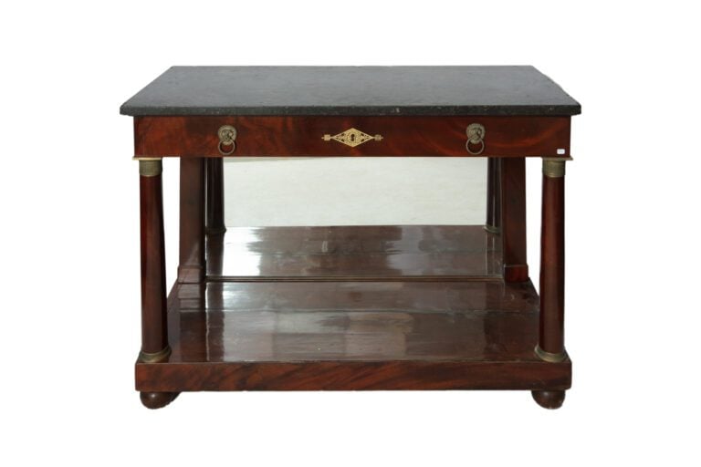 Console en acajou et placage d'acajou, ouvrant par un tiroir en ceinture, monta…