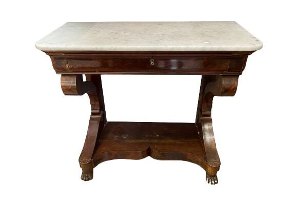 Console en acajou et placage d'acajou, terminée par des pieds griffes, ouvrant…