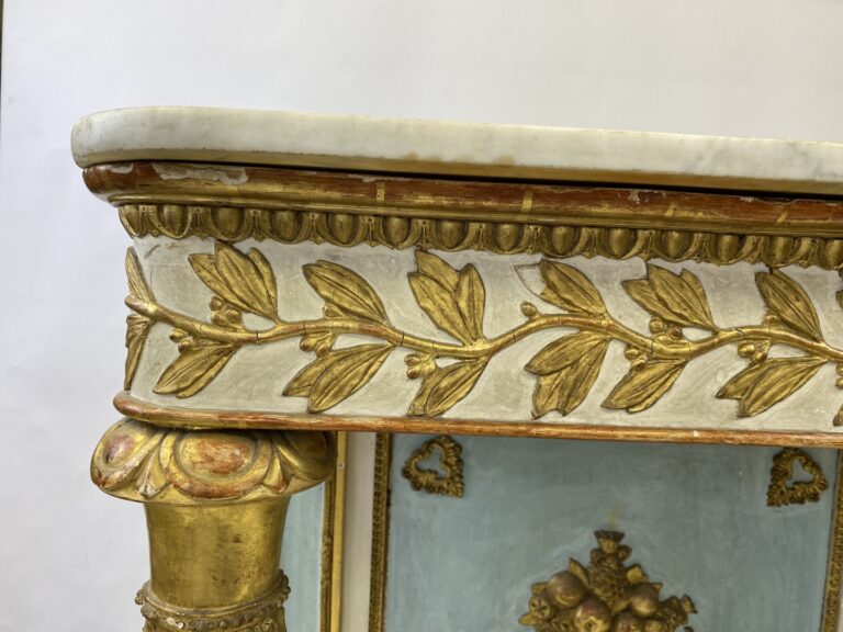 Console en bois laqué blanc et bleu, doré dans le goût italien - Elle est décor…