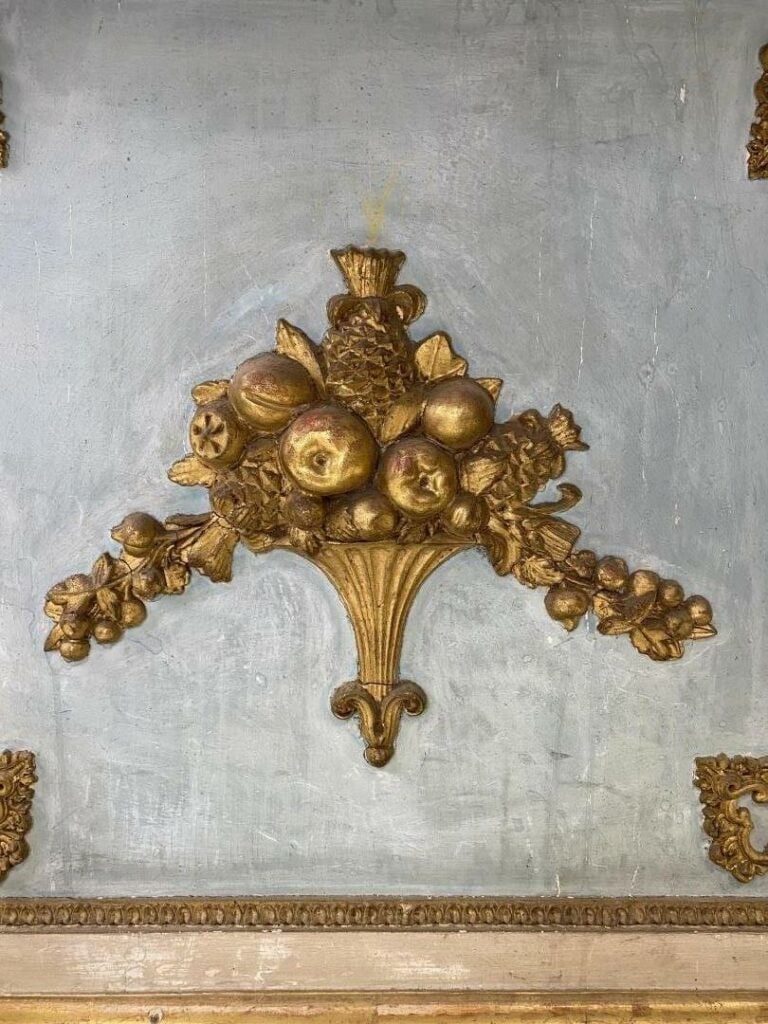Console en bois laqué blanc et bleu, doré dans le goût italien - Elle est décor…