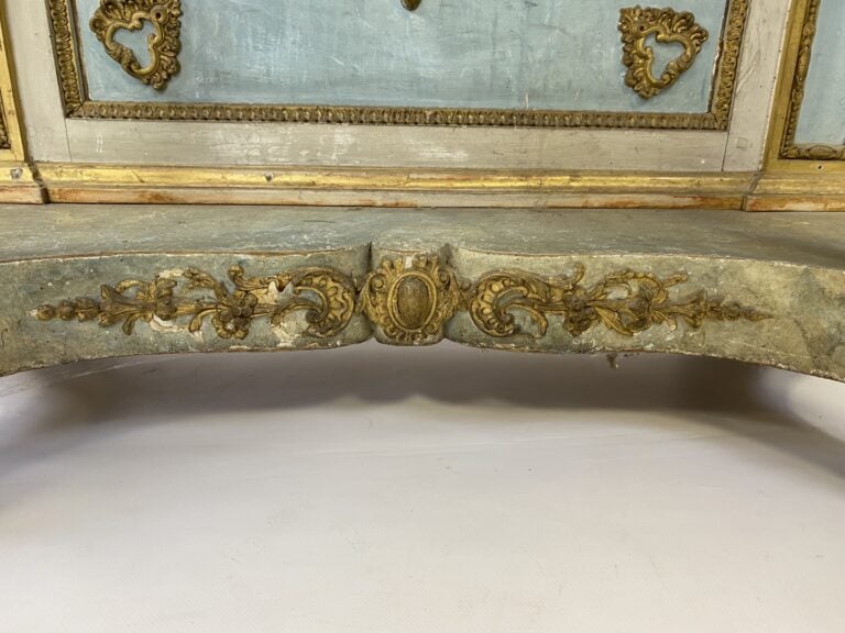Console en bois laqué blanc et bleu, doré dans le goût italien - Elle est décor…