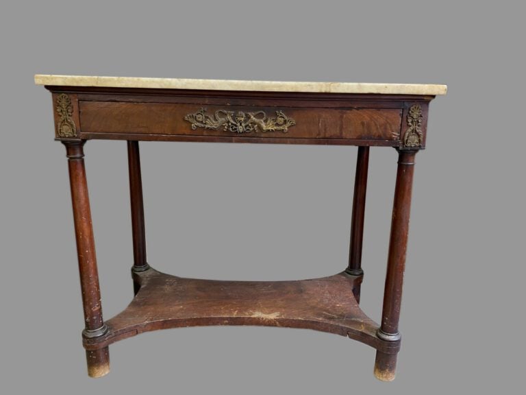 Console rectangulaire en acajou et placage d'acajou, ouvrant en ceinture par un…