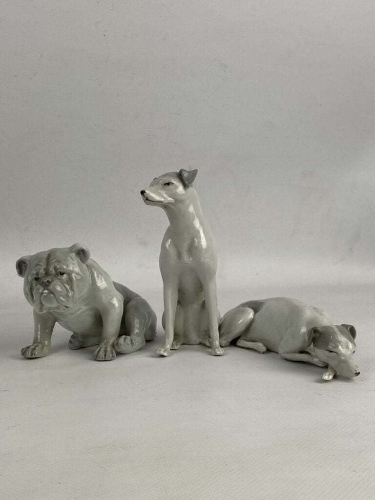 COPENHAGUE (dans le goût de) - Trois sujets lévriers et bouledogue en porcelain…