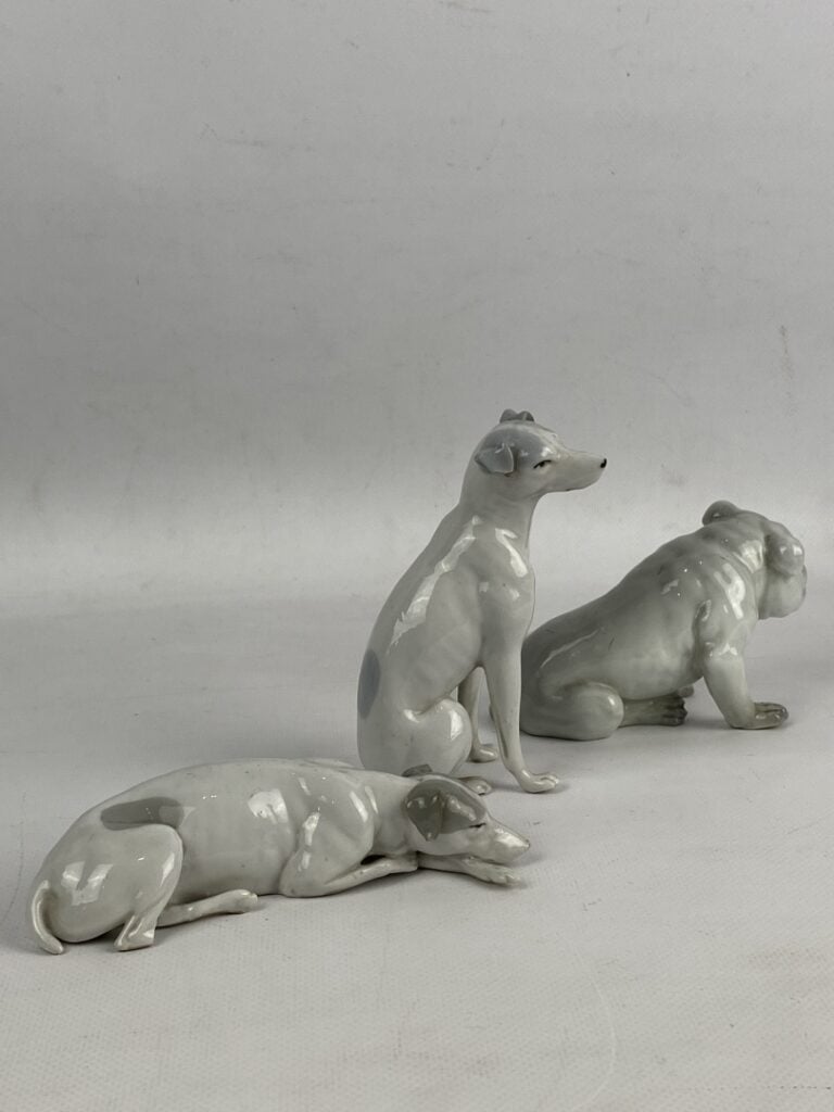 COPENHAGUE (dans le goût de) - Trois sujets lévriers et bouledogue en porcelain…