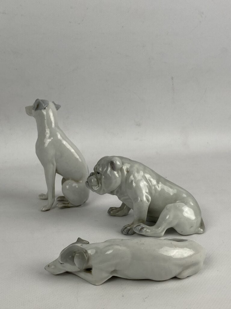 COPENHAGUE (dans le goût de) - Trois sujets lévriers et bouledogue en porcelain…