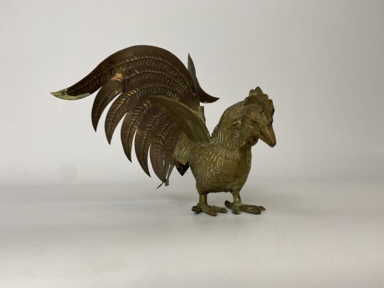 Coq en bronze et laiton aux ailes déployées. - 16x24cm
