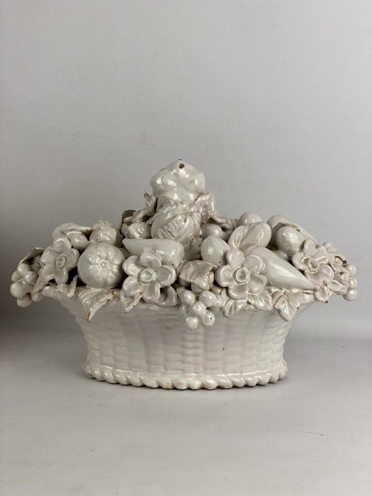 Corbeille à fruits en faïence émaillée blanche - (petites égrenures)