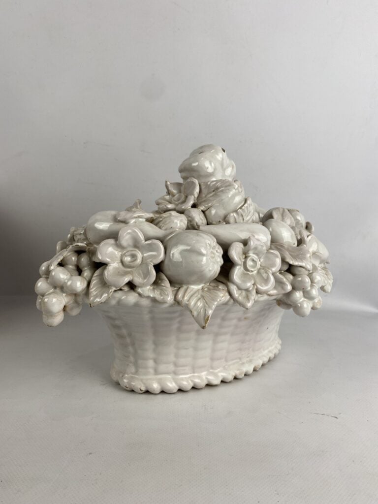 Corbeille à fruits en faïence émaillée blanche - (petites égrenures)