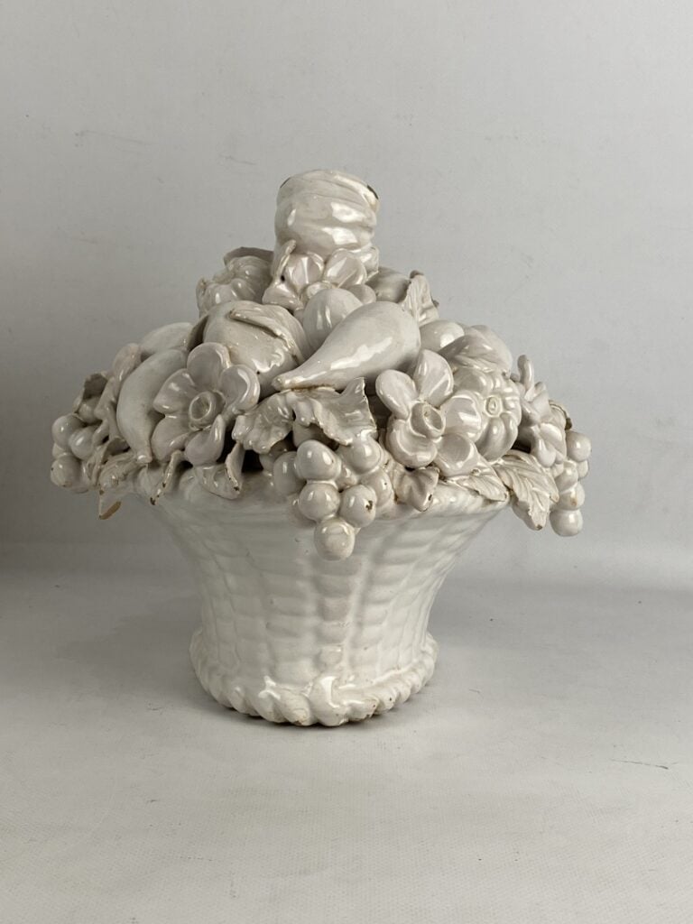 Corbeille à fruits en faïence émaillée blanche - (petites égrenures)