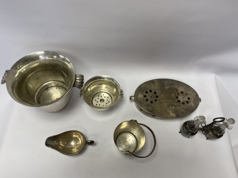 CORNET. - Lot de pièces de service de table en métal argenté, comprenant un sea…
