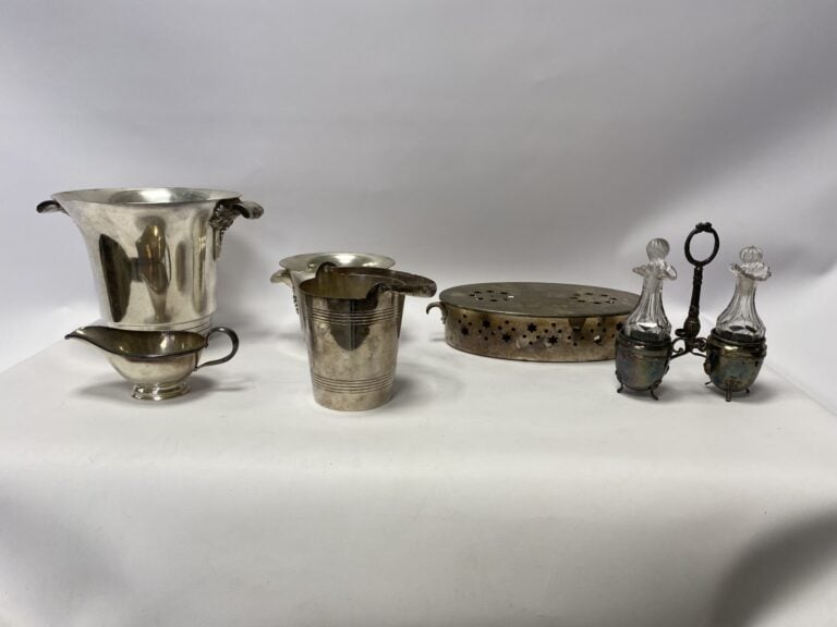 CORNET. - Lot de pièces de service de table en métal argenté, comprenant un sea…