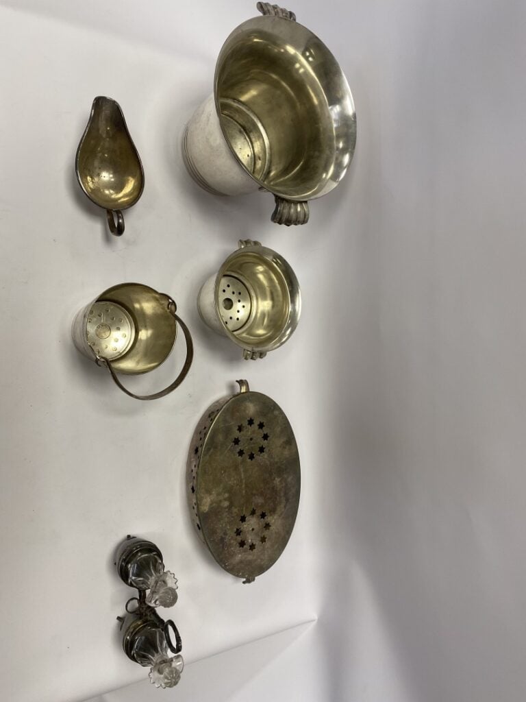 CORNET. - Lot de pièces de service de table en métal argenté, comprenant un sea…