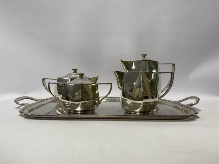 CORNET. - Service à thé et café en métal argenté, comprenant théière, cafetière…