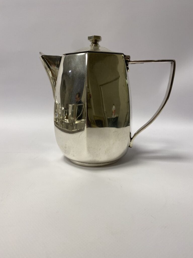 CORNET. - Service à thé et café en métal argenté, comprenant théière, cafetière…