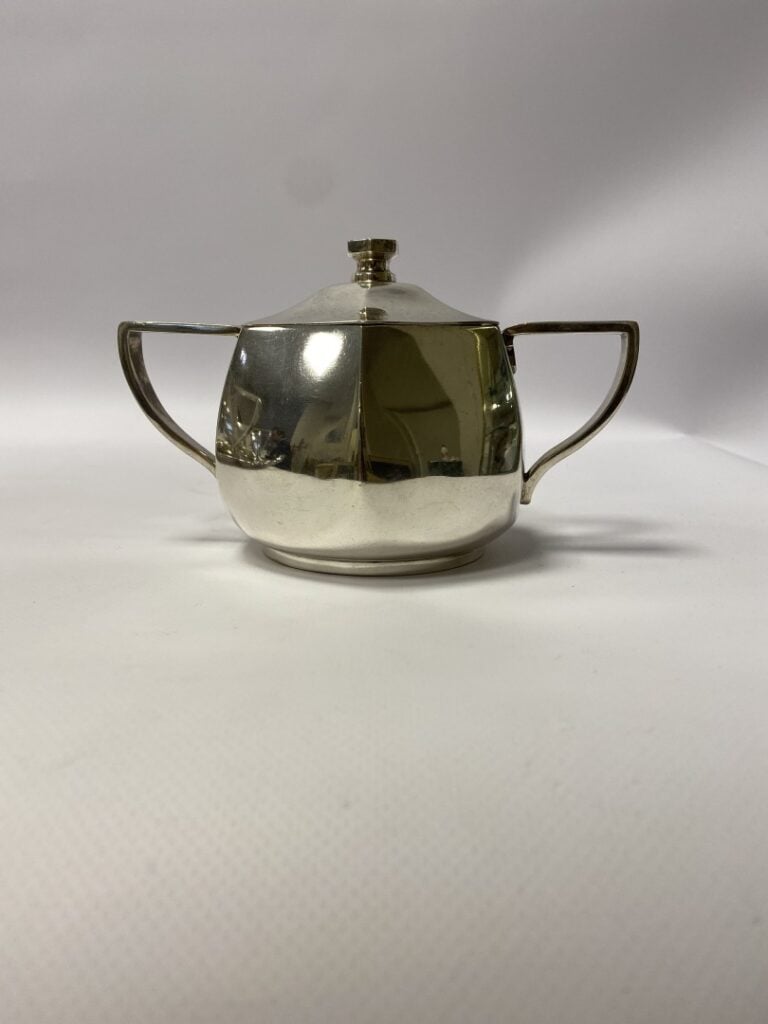 CORNET. - Service à thé et café en métal argenté, comprenant théière, cafetière…