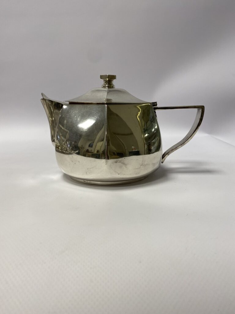 CORNET. - Service à thé et café en métal argenté, comprenant théière, cafetière…