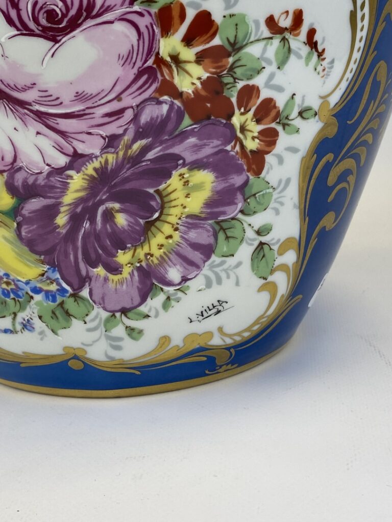 COULEUVRE. - Grand pot au décor peint main à fleurs - Signé L. Villa - (monté e…