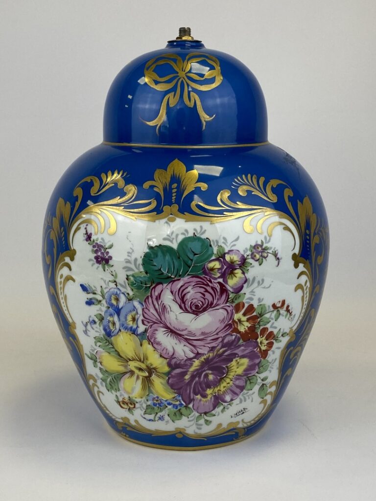 COULEUVRE. - Grand pot au décor peint main à fleurs - Signé L. Villa - (monté e…