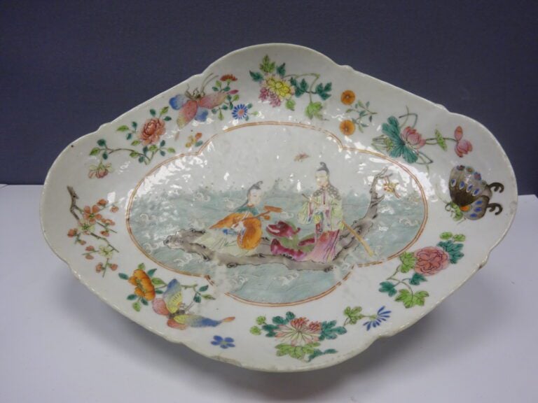 [-] COUPE A OFFRANDES EN PORCELAINE A DECOR EMAILLE DE LA FAMILLE ROSE - Chine,…