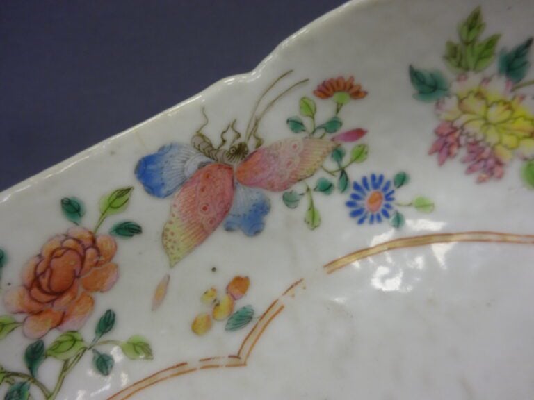 [-] COUPE A OFFRANDES EN PORCELAINE A DECOR EMAILLE DE LA FAMILLE ROSE - Chine,…