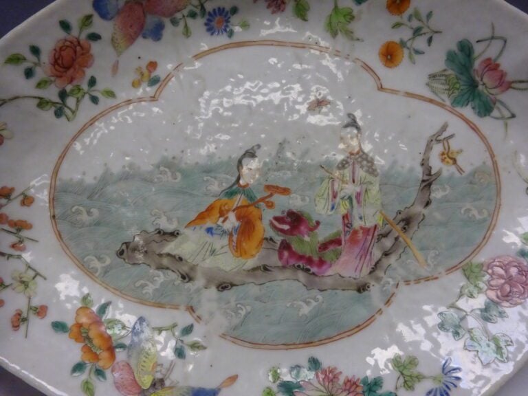 [-] COUPE A OFFRANDES EN PORCELAINE A DECOR EMAILLE DE LA FAMILLE ROSE - Chine,…