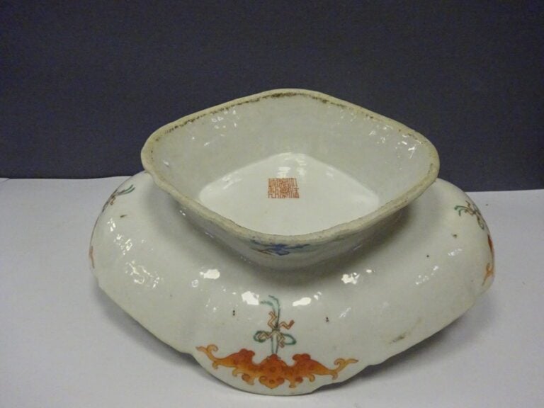 [-] COUPE A OFFRANDES EN PORCELAINE A DECOR EMAILLE DE LA FAMILLE ROSE - Chine,…