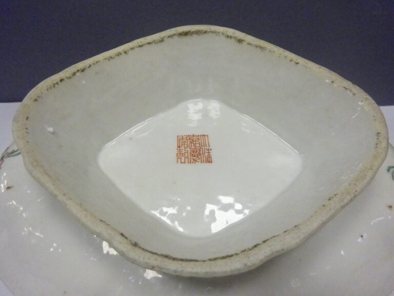 [-] COUPE A OFFRANDES EN PORCELAINE A DECOR EMAILLE DE LA FAMILLE ROSE - Chine,…