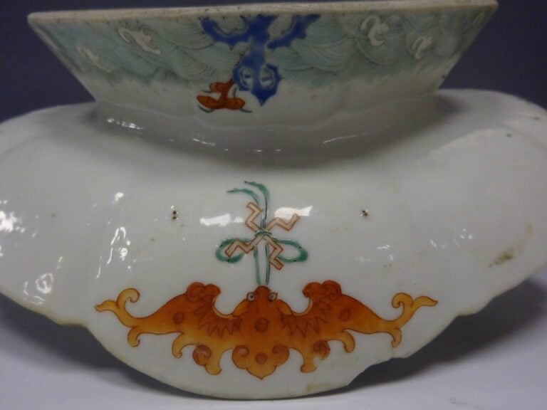 [-] COUPE A OFFRANDES EN PORCELAINE A DECOR EMAILLE DE LA FAMILLE ROSE - Chine,…
